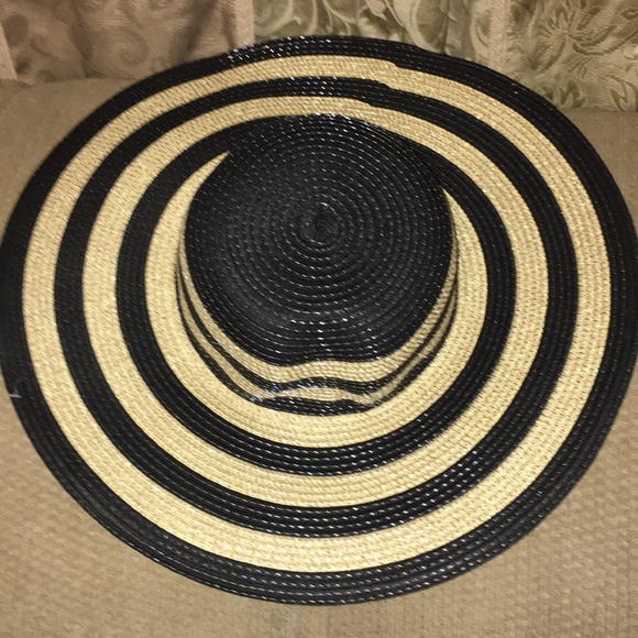 ♠️NWT Striped Black and Tan Sun Hat